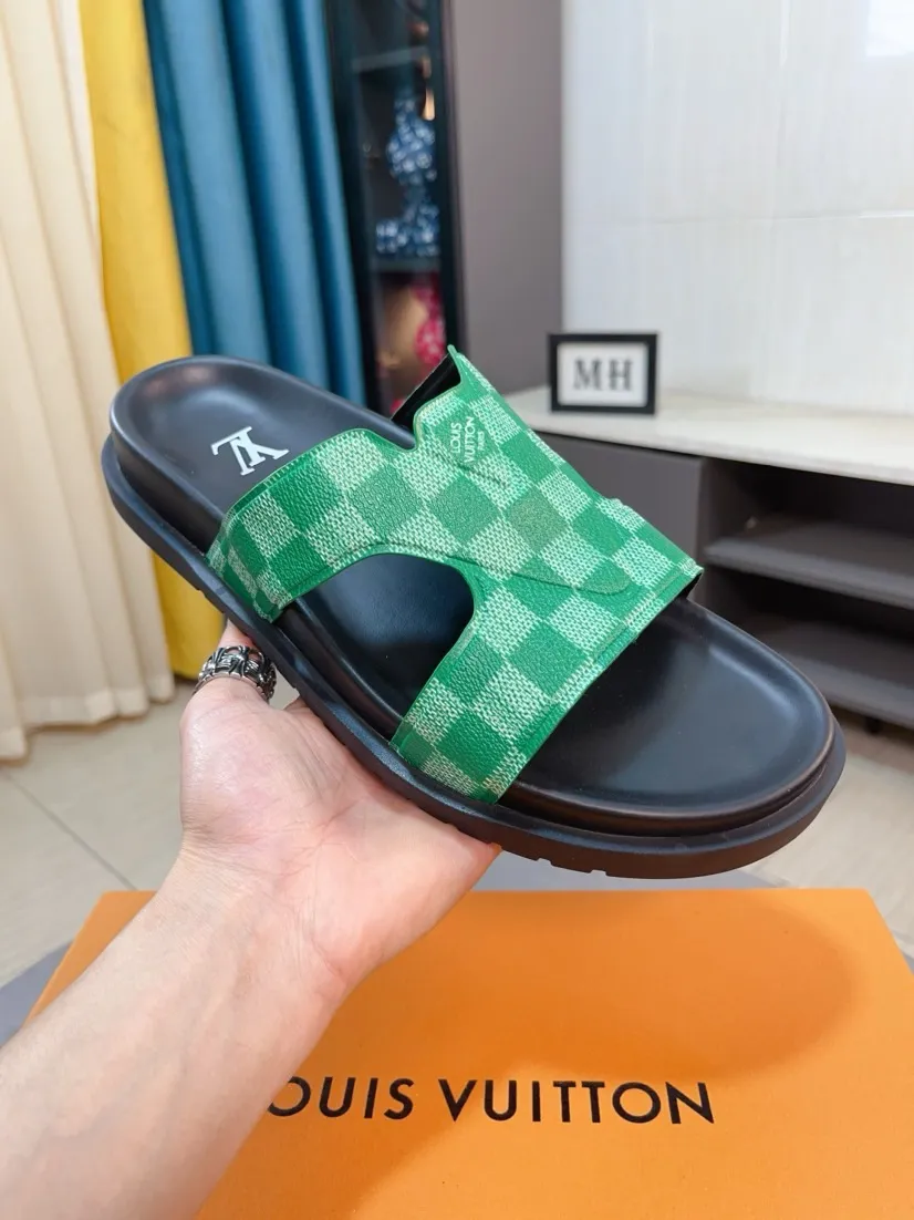 Men's shoes💰300🌹🌹【LV】Multi-color new men's slippers, original top-quality version, original special cowhide with pebbled embossing➕sheepskin on the inner and side, non-slip combination sole, more stable walking, more comfortable and lightweight, high-end and generous, size: 38~44